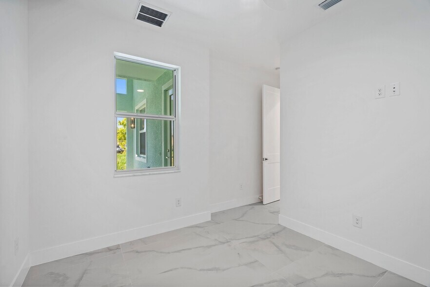More Photos Of 1107 SE 38th St, Cape Coral Apartments For Sale