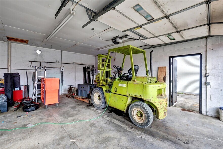 More Photos Of 133 W Blue Lick Rd, Shepherdsville Auto Repair For Sale