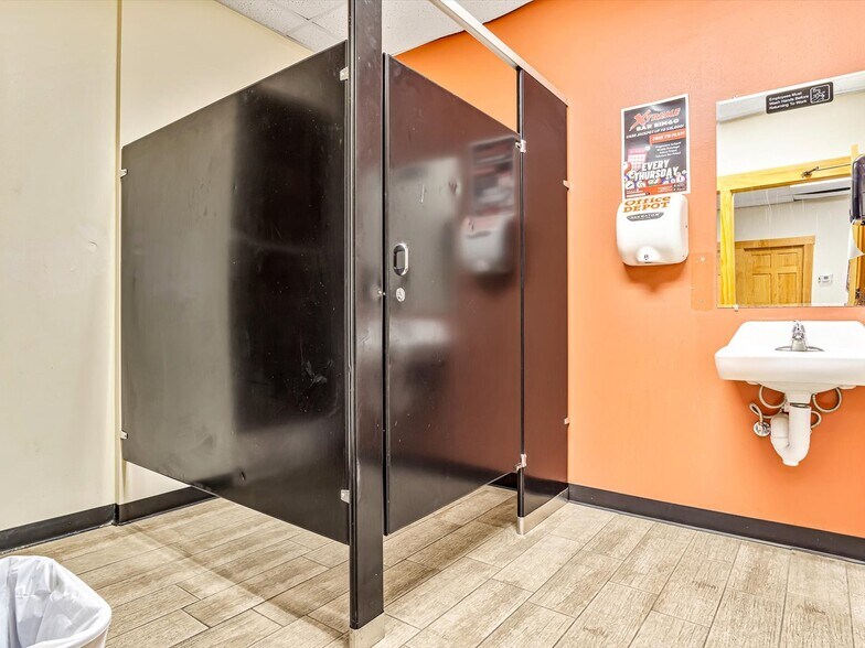 More Photos Of 116 N Main St, Marissa Freestanding For Sale