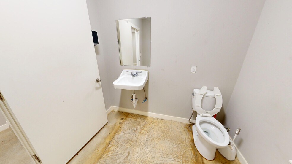 More Photos Of 3992 E Highway 290, Dripping Springs Warehouse For Lease