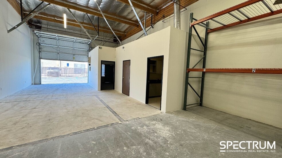 More Photos Of 15414 Cabrito Rd, Van Nuys Manufacturing For Lease