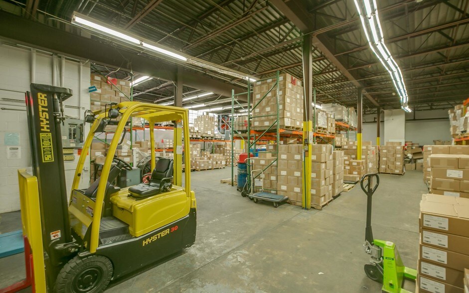 More Photos Of 144 E Kingsbridge Rd, Mount Vernon Warehouse For Lease