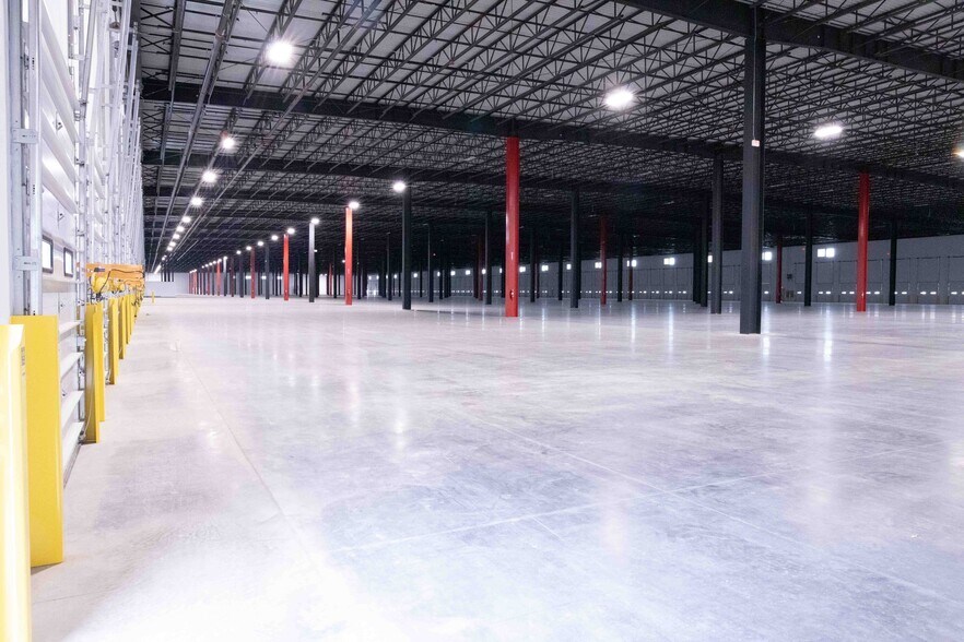More Photos Of 21540 Kraus Lp, Laredo Warehouse For Lease