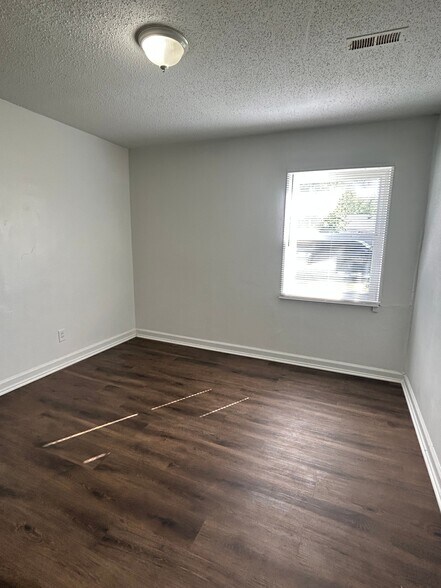 More Photos Of 1014 SW 33rd St, Topeka Specialty For Sale
