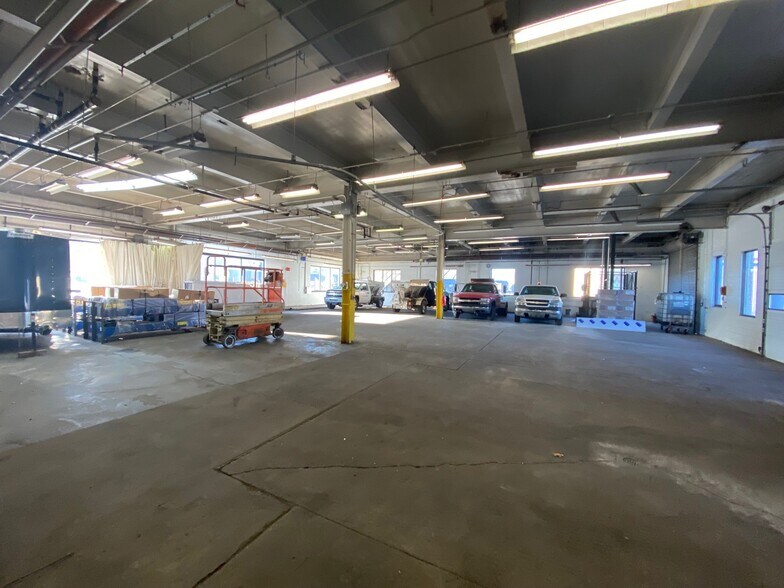 More Photos Of 135 E Howard St, Quincy Warehouse For Lease