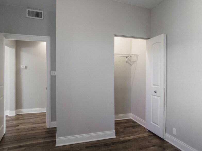 More Photos Of 4401-4403 N Clark St, Chicago Apartments For Lease