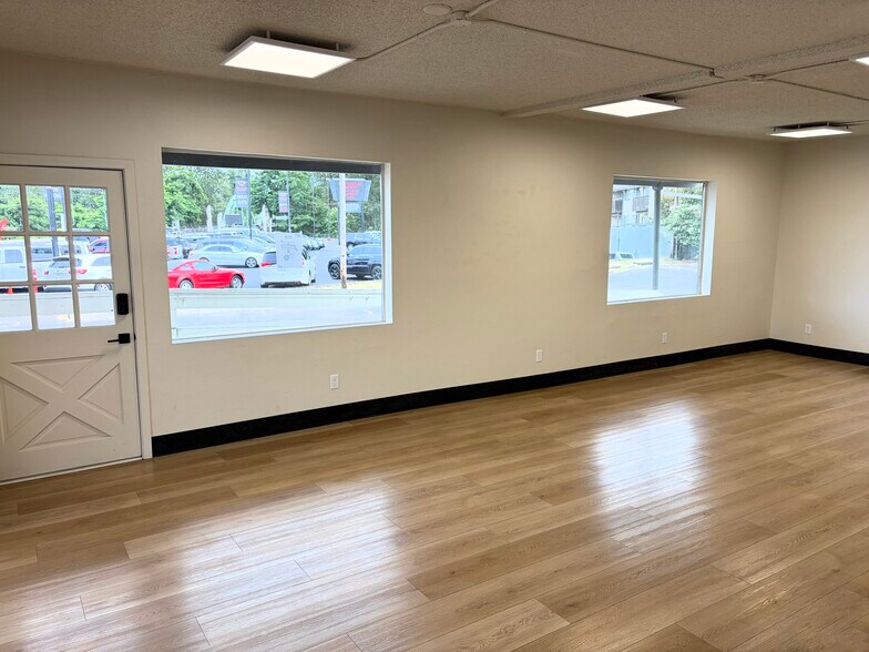 More Photos Of 20105 McLoughlin Blvd, Gladstone Freestanding For Lease