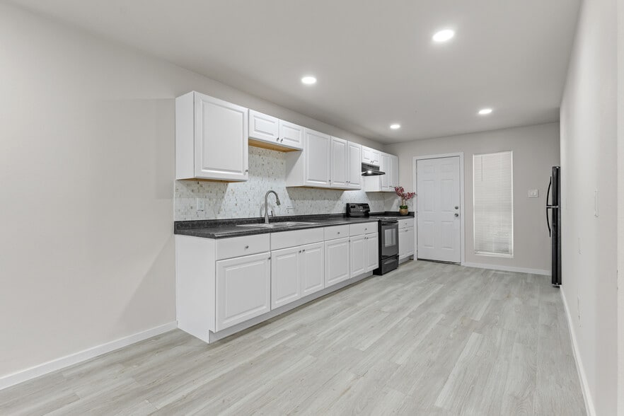 More Photos Of 8330 Carvel Ln, Houston Apartments For Sale