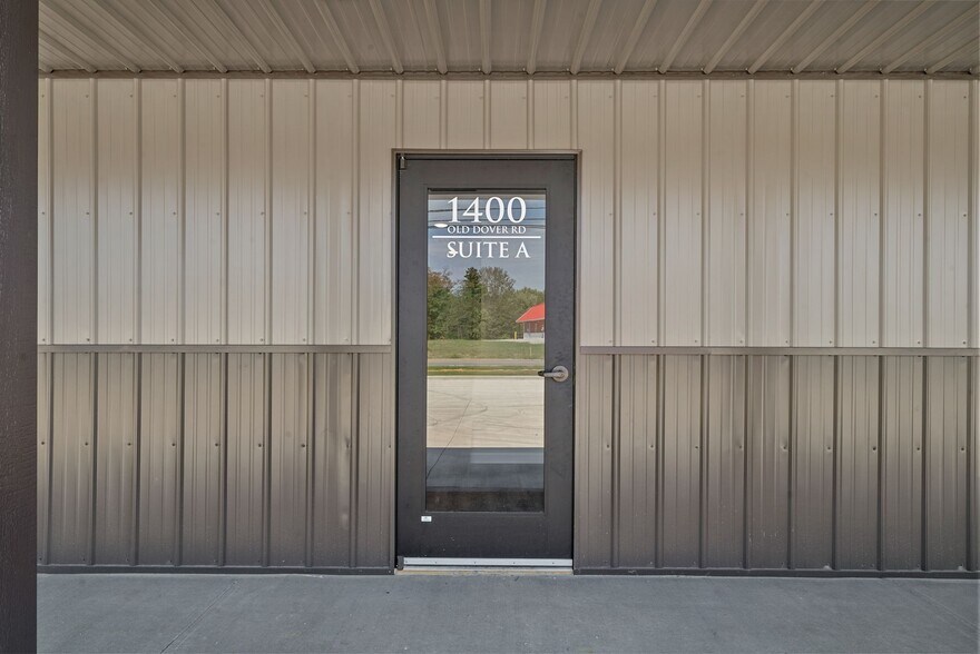 More Photos Of 1400 Dover Rd, Clarksville Showroom For Lease