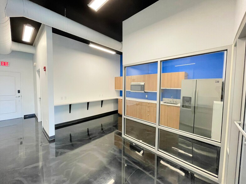 More Photos Of 1110 Pine Ridge Rd, Naples Office For Lease