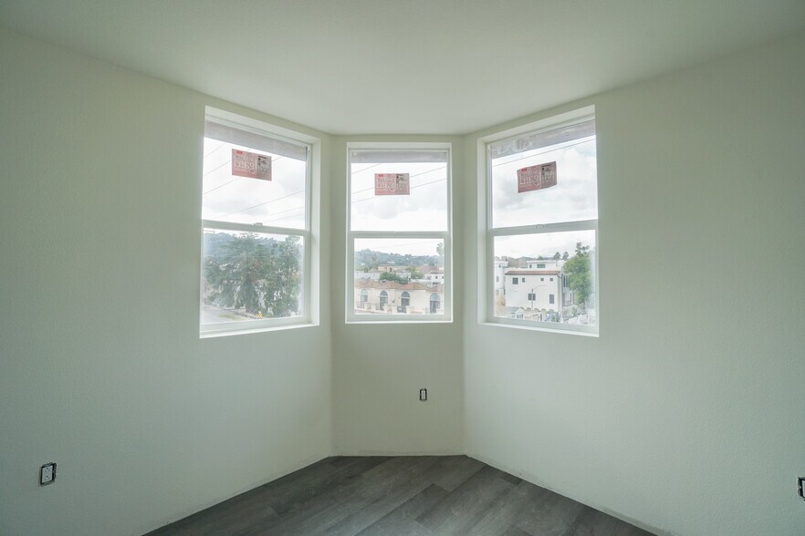 More Photos Of 10555 Bloomfield St, Toluca Lake Apartments For Sale