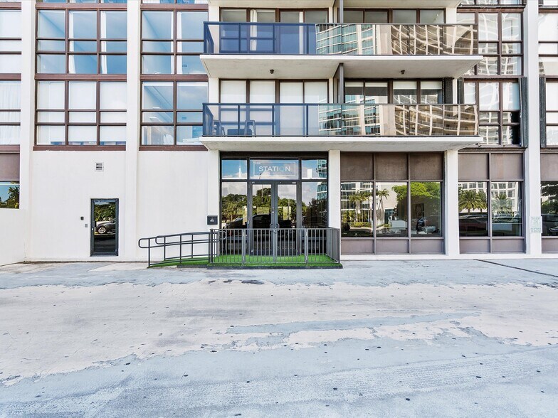 More Photos Of 600 NE 36th St, Miami Apartments For Lease