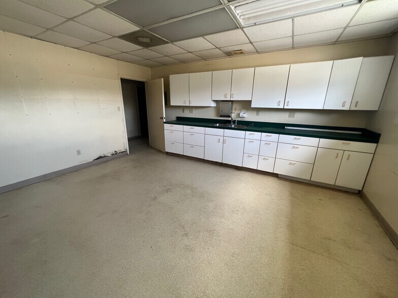 More Photos Of 2374 Cleveland Ave, Saint Albans Veterinarian Kennel For Sale