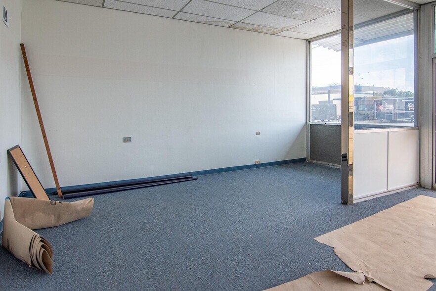 More Photos Of 1609 Coggin Ave, Brownwood General Retail For Lease