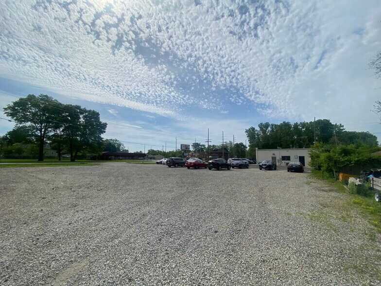 More Photos Of 1500 W 37th Ave, Hobart Freestanding For Lease