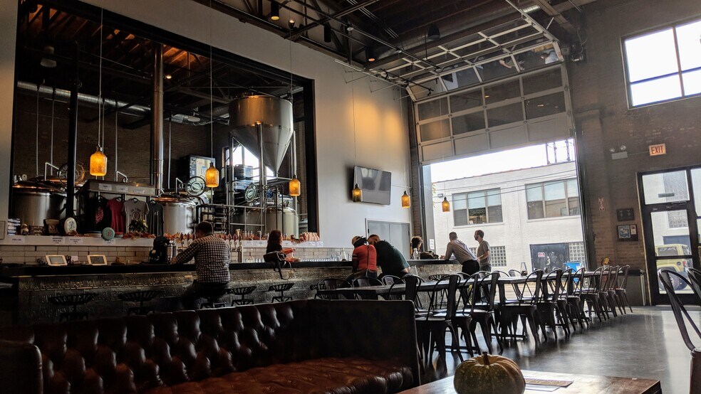 More Photos Of 1725 W Hubbard St, Chicago Showroom For Sale