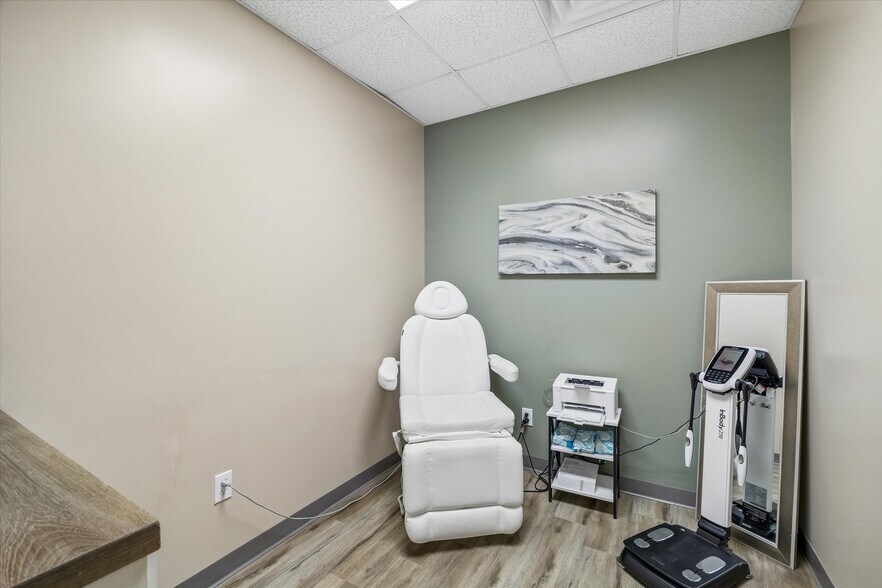 More Photos Of 5119 Fairmont Pky, Pasadena Medical For Lease