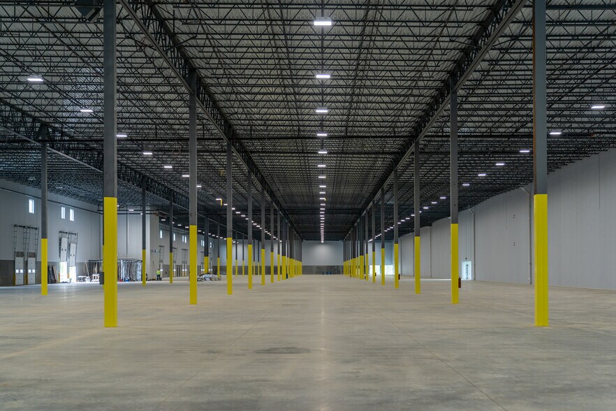 More Photos Of 716 Ritchie Rd, Capitol Heights Warehouse For Lease
