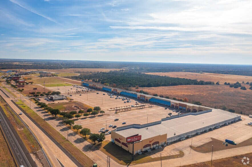 More Photos Of 301 Tanger Dr, Terrell Unknown For Lease