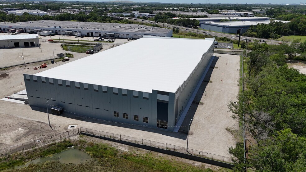 More Photos Of 1211 Old Hopewell Rd, Tampa Warehouse For Lease