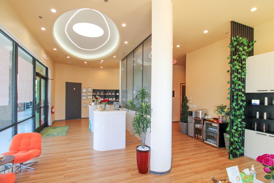 More Photos Of 18318 University Blvd, Sugar Land Storefront For Lease