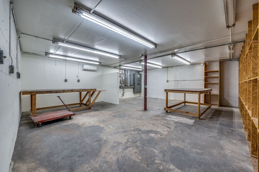 More Photos Of 1919 Rhome St, Dallas Distribution For Lease