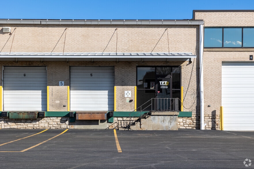 More Photos Of 1 Design Dr, North Kansas City Warehouse For Lease