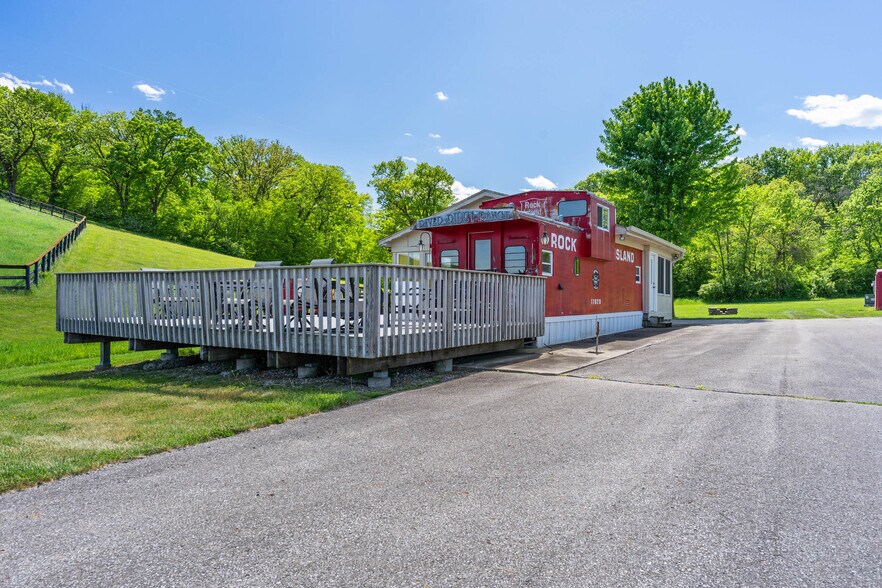 Primary Photo Of 7820 SE Vandalia Dr, Runnells Veterinarian Kennel For Sale