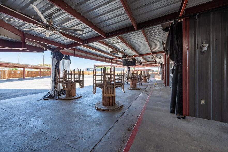 More Photos Of 1402 Old Iowa Park, Wichita Falls Specialty For Lease