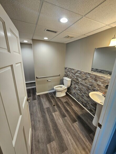 More Photos Of 6505 John J Pershing Dr, Omaha Warehouse For Lease