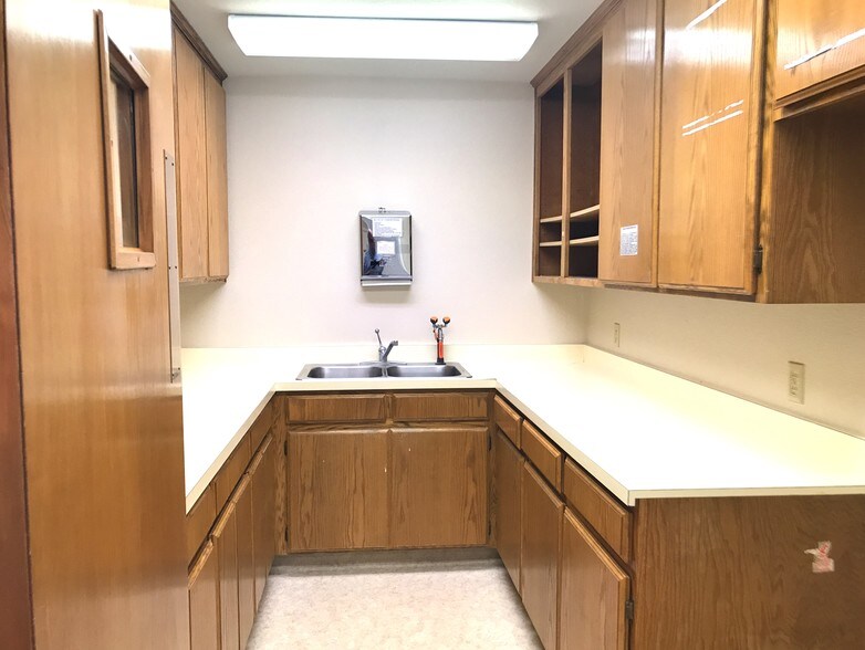 More Photos Of 901 Sunset Dr, Hollister Medical For Lease