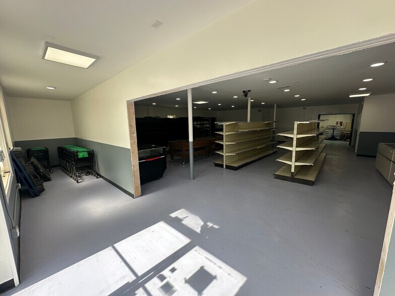 More Photos Of 520 S Locust St, Denton Bar For Lease