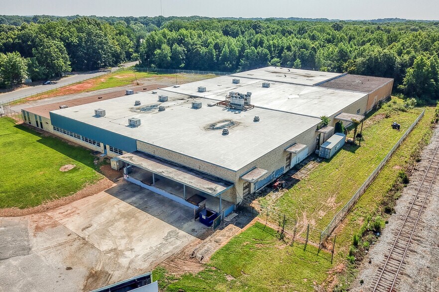 More Photos Of 5500 N Sharon Amity Rd, Charlotte Manufacturing For Lease
