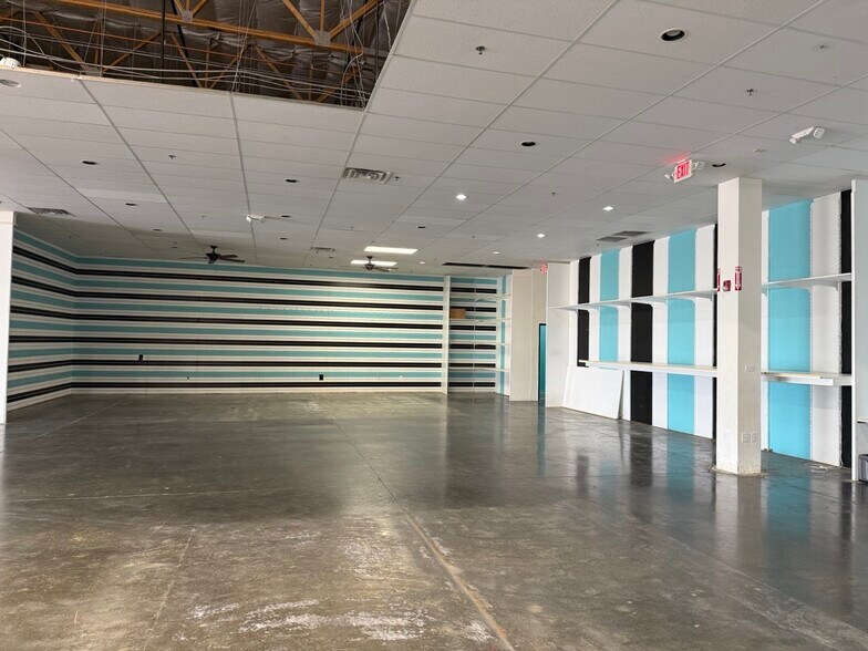 More Photos Of 7091 W Craig Rd, Las Vegas General Retail For Lease