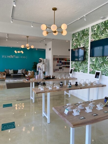 More Photos Of 577 E Sunny Dunes Rd, Palm Springs Storefront Retail Office For Lease