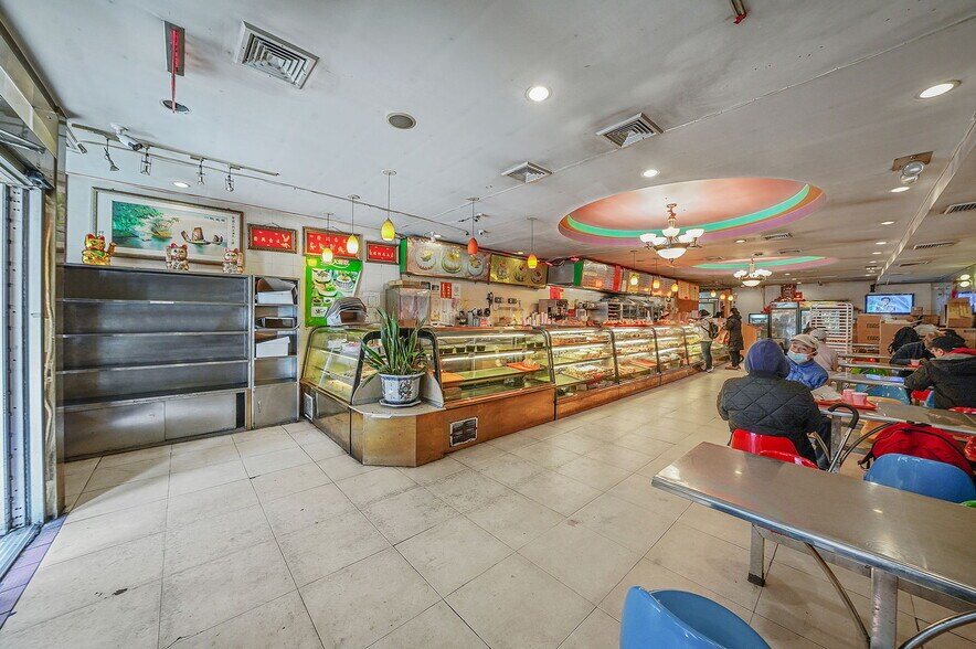 More Photos Of 280 Grand St, New York Storefront Retail Office For Lease
