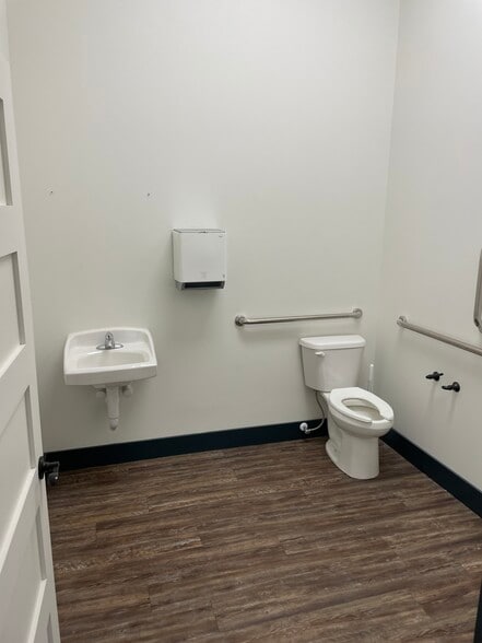 More Photos Of 1255 NW 128th St, Clive Storefront For Lease