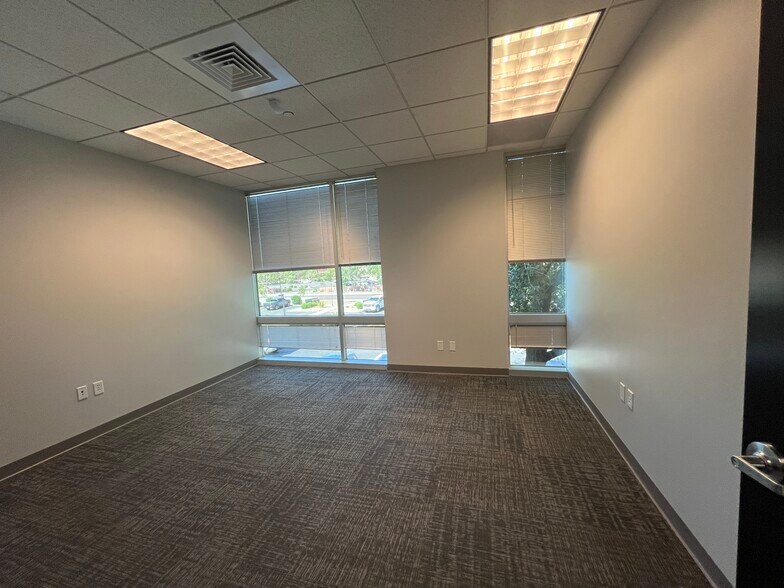 More Photos Of 5701 W Talavi Blvd, Glendale Office For Lease