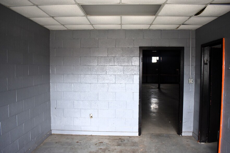 More Photos Of 37 E Railroad St, Montgomery Warehouse For Lease