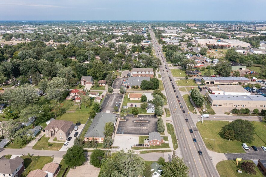 More Photos Of 415 E Maple Rd, Troy Medical For Sale