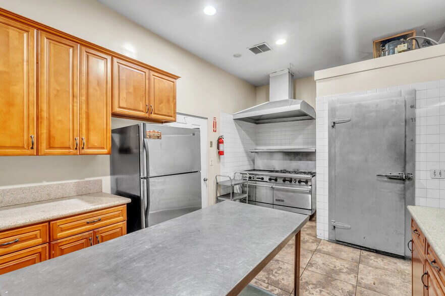 More Photos Of 463 Martelo Ave, Pasadena Office For Sale