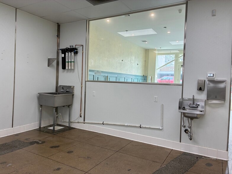More Photos Of 5158 Hollywood Blvd, Los Angeles Storefront For Lease