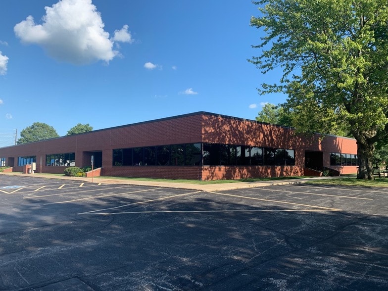 More Photos Of 2107 S Neil St, Champaign Office For Sale