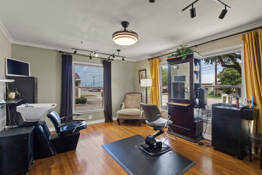 More Photos Of 810 18th St, Plano Office For Sale