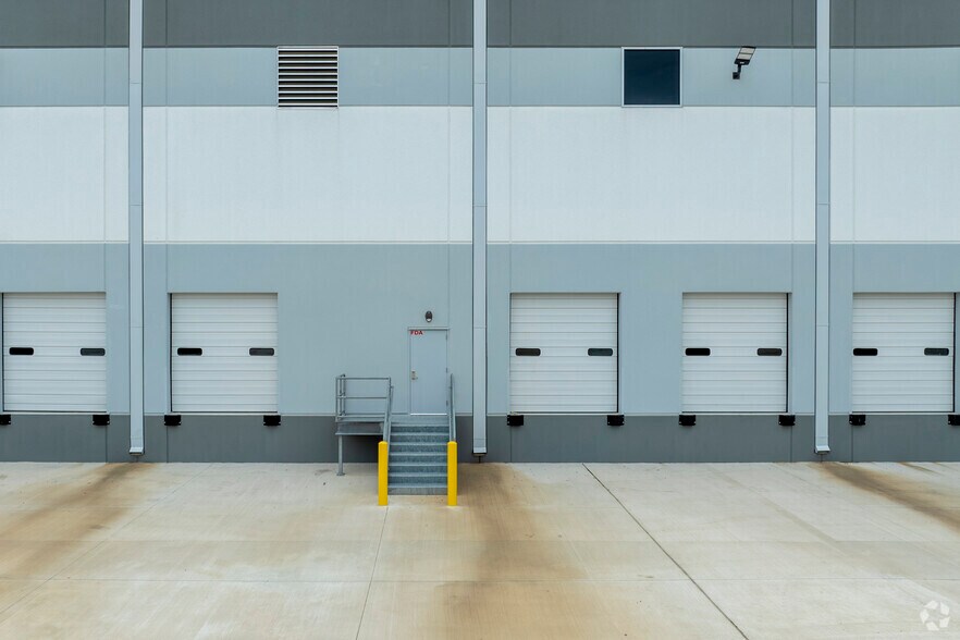 More Photos Of 11550 Spectrum Blvd, Houston Distribution For Lease