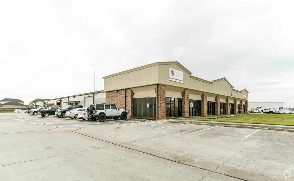 More Photos Of 6711 N Sam Houston Pky W, Houston Warehouse For Lease