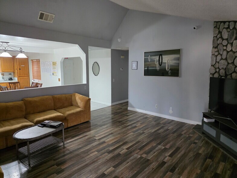 Primary Photo Of 7684 Oakwood Ave, Hesperia Healthcare For Sale