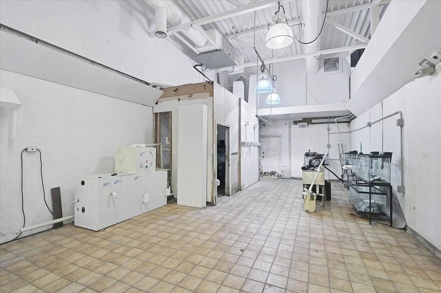 More Photos Of 2160 Gulf Gate Dr, Sarasota Storefront For Sale