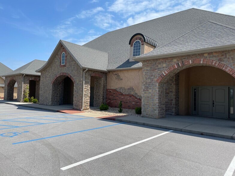 More Photos Of 844 W Guin Rd, Nixa Office For Lease