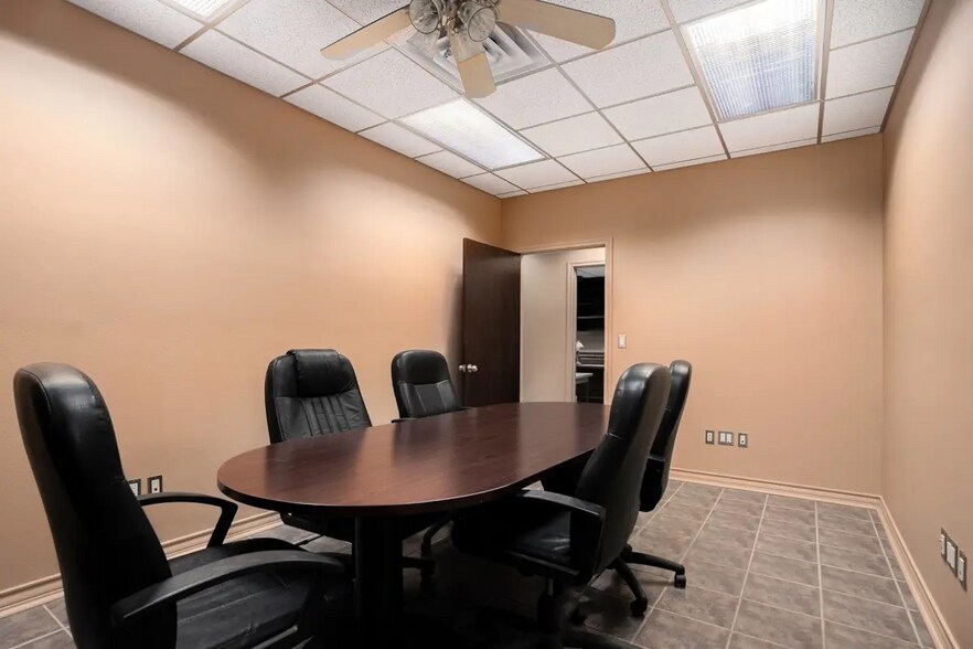 More Photos Of 124 S Nolan River Rd, Cleburne Flex For Lease